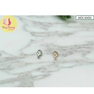 Móc kim loại dùng là dây chocker