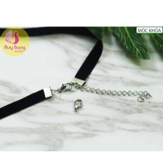 Móc kim loại dùng là dây chocker