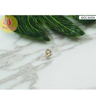 Móc kim loại dùng là dây chocker