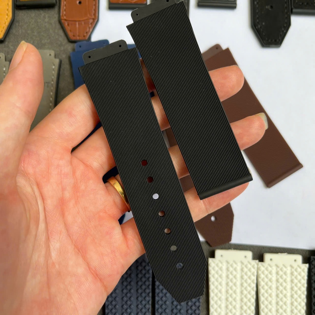 Dây đồng hồ HBT case 42mm cao su sọc đen A = 19mm; B = 25mm; C = 22mm