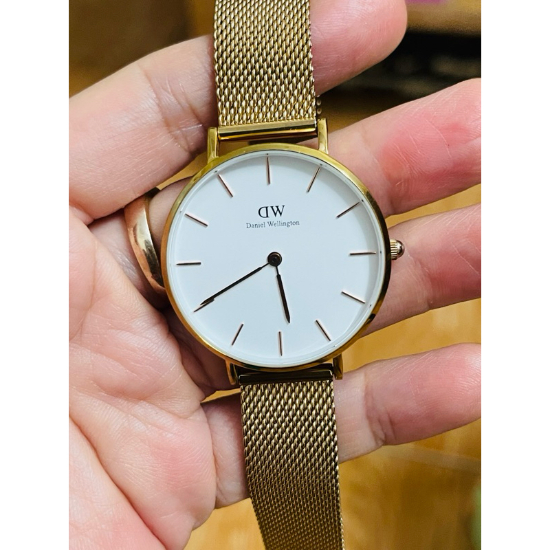 Đồng hồ DW Thụy Điển dây lụa nữ tay to đeo đẹp.