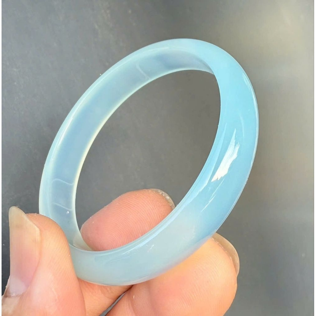 Vòng tay bản hẹ chalcedony xanh dương nhạt ni 51 đến 53