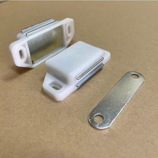 hít cửa tủ