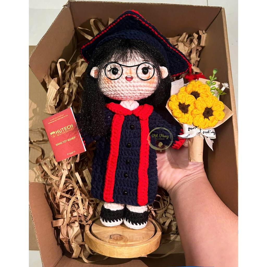Búp Bê Tốt Nghiệp Trường Đại học Hutech Handmade – Quà Tốt Nghiệp Theo Yêu Cầu