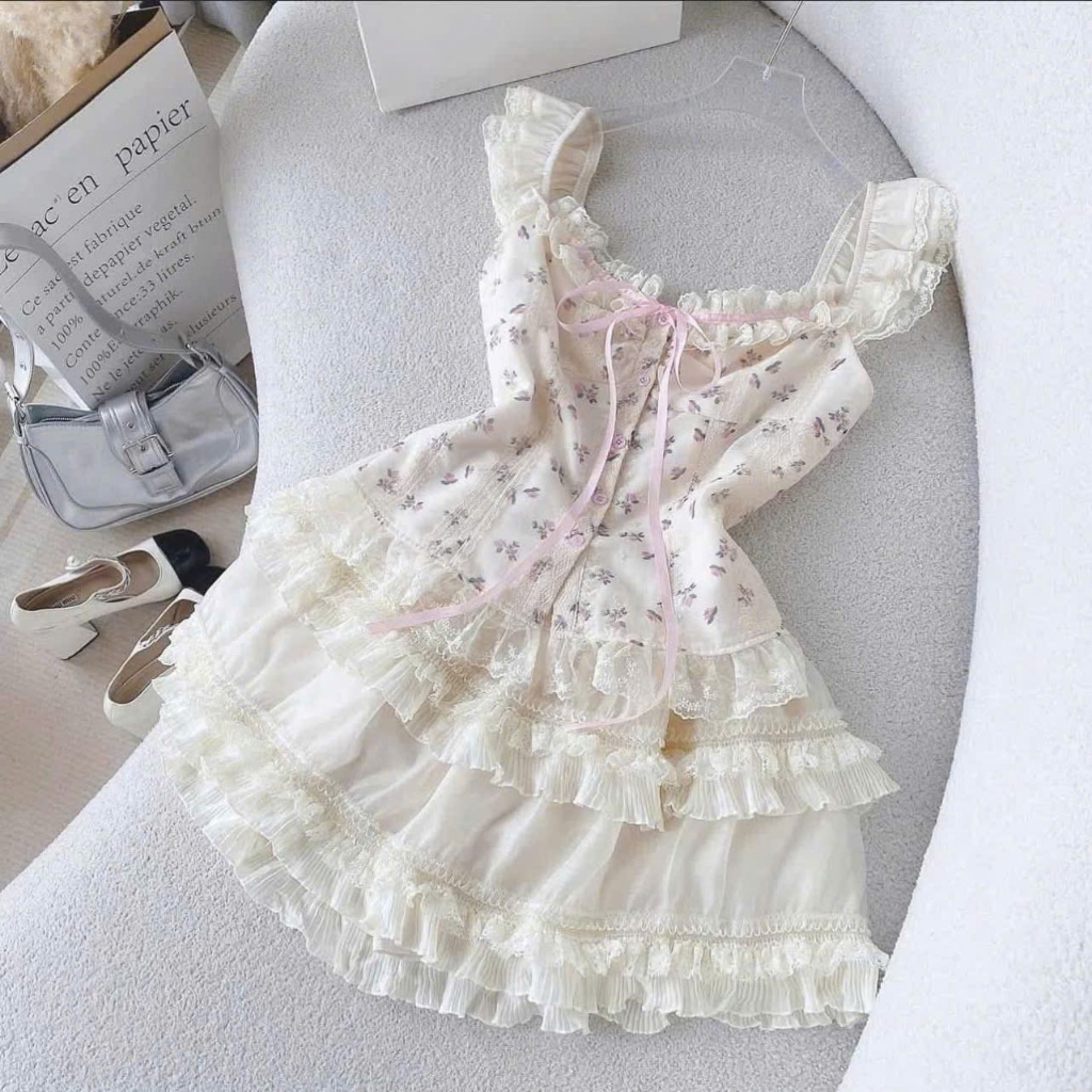 Set áo hoa nhí và chân váy ren tầng cực xinh đi hẹn hò