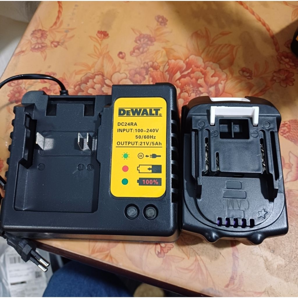 sạc pin dewalt chân phổ thông, pin dewalt chân phổ thông