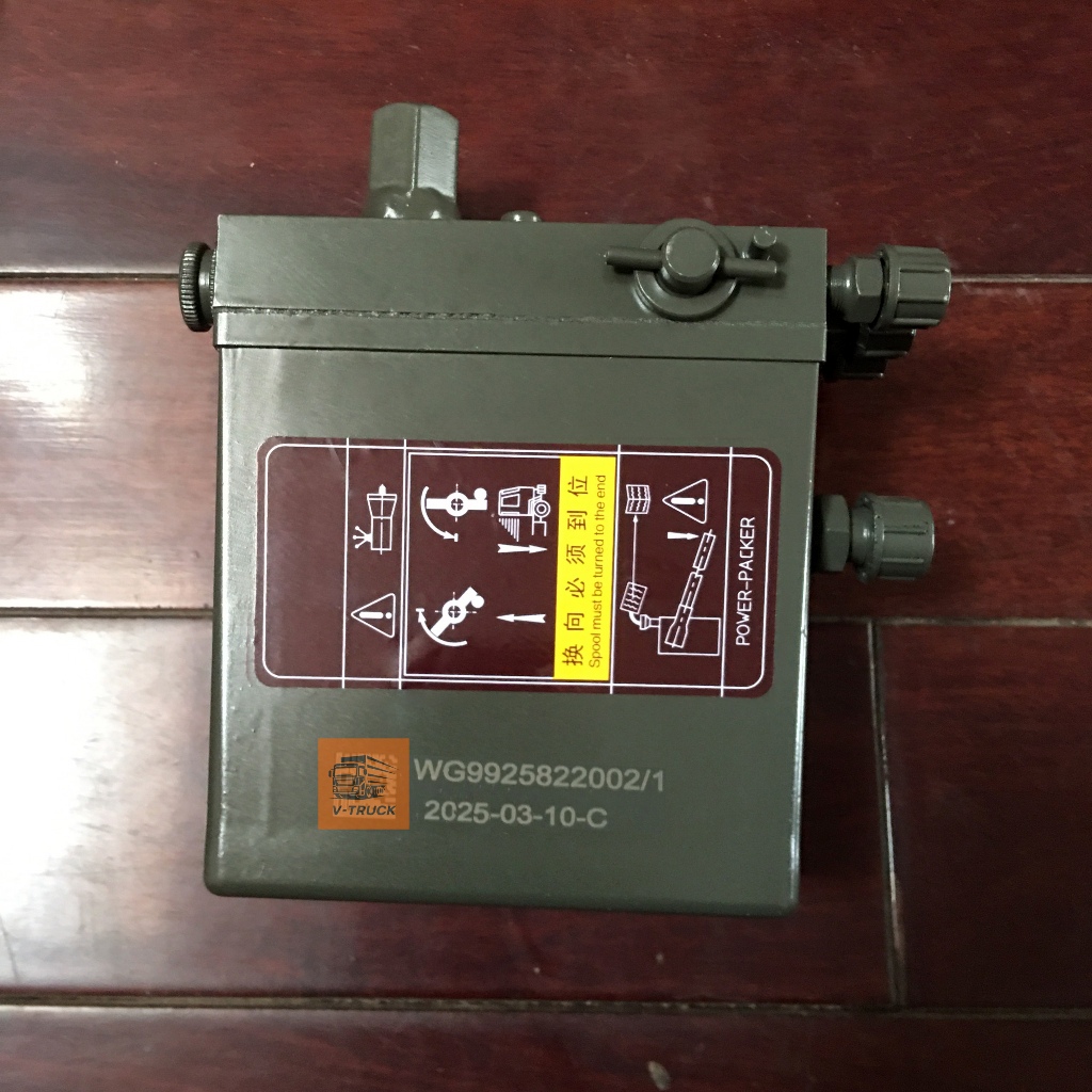 Bình Kích Cabin Howo A7 375 420 (Sinotruk Howo A7 Cab lifting oil pump / Hydraulic hand pump)