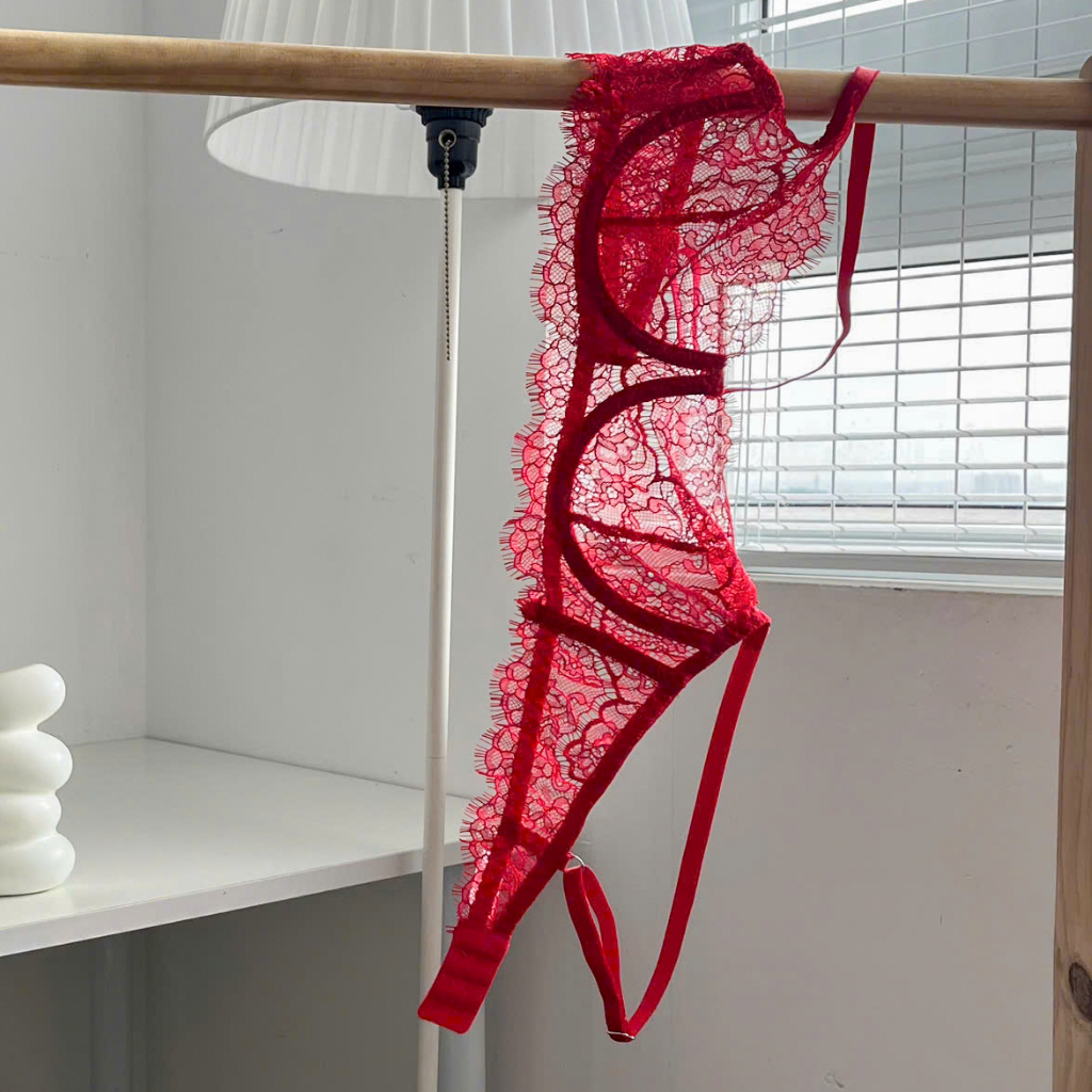 Bộ đồ lót ren nữ 3 chi tiết áo không lót 1 lớp xuyên thấu có gọng ngang quần dây và đai ren mi đỏ cherry Me Me Lingerie | BigBuy360 - bigbuy360.vn