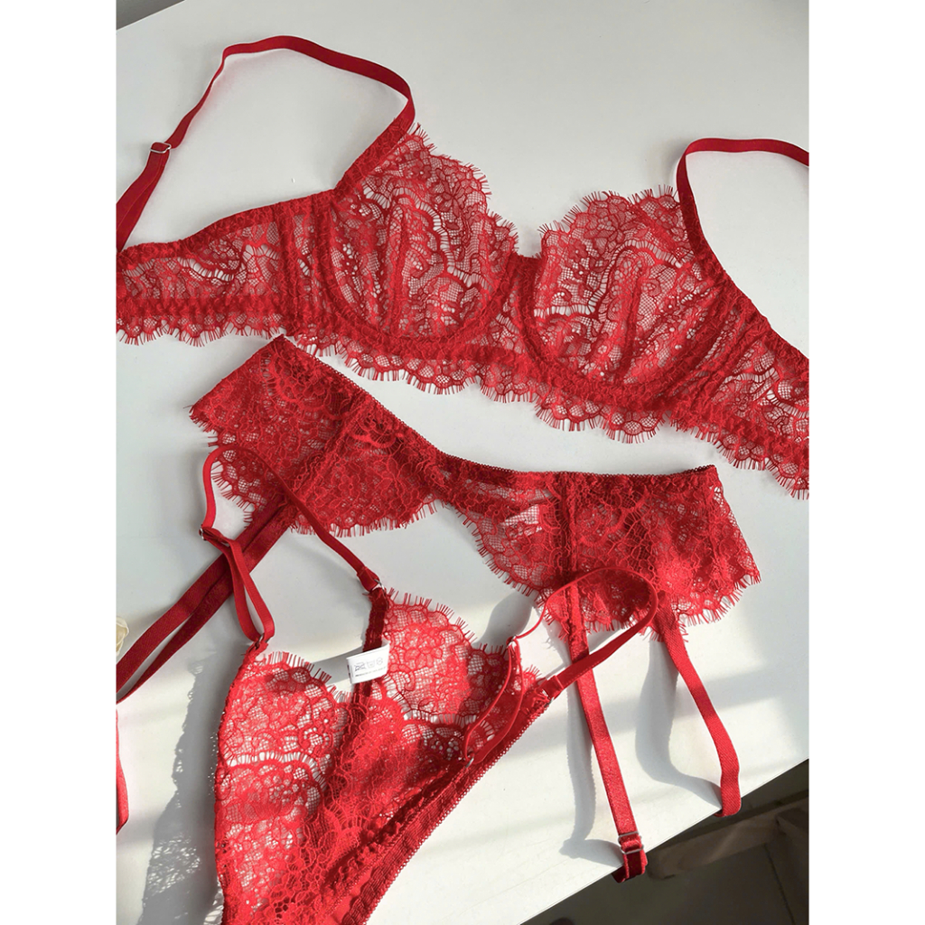 Bộ đồ lót ren nữ 3 chi tiết áo không lót 1 lớp xuyên thấu có gọng ngang quần dây và đai ren mi đỏ cherry Me Me Lingerie | BigBuy360 - bigbuy360.vn
