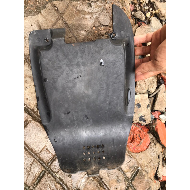Tấm nhựa chắn đồ trong cốp xe điện M133 cũ tốt