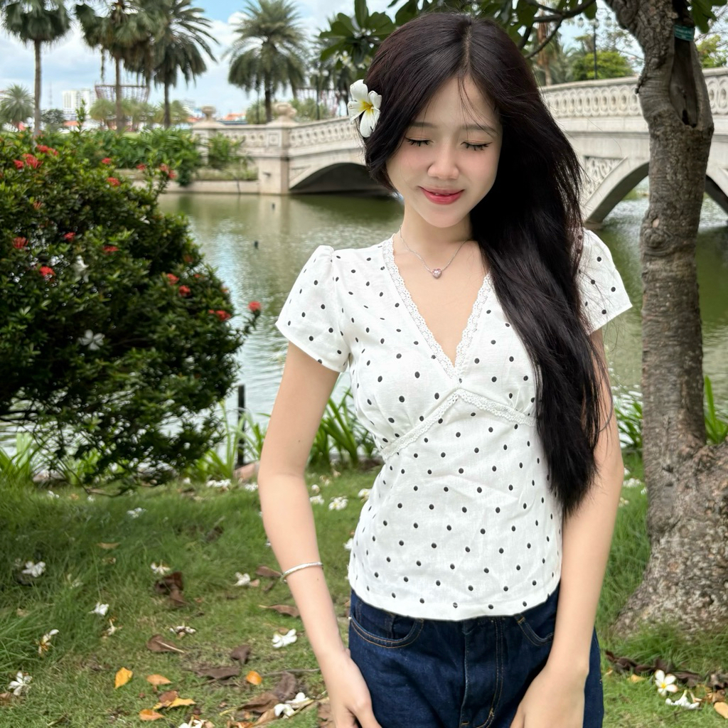Áo Giselle Nữ Tay Ngắn Cổ V Phối Viền Ren Xinh Xắn | BigBuy360 - bigbuy360.vn
