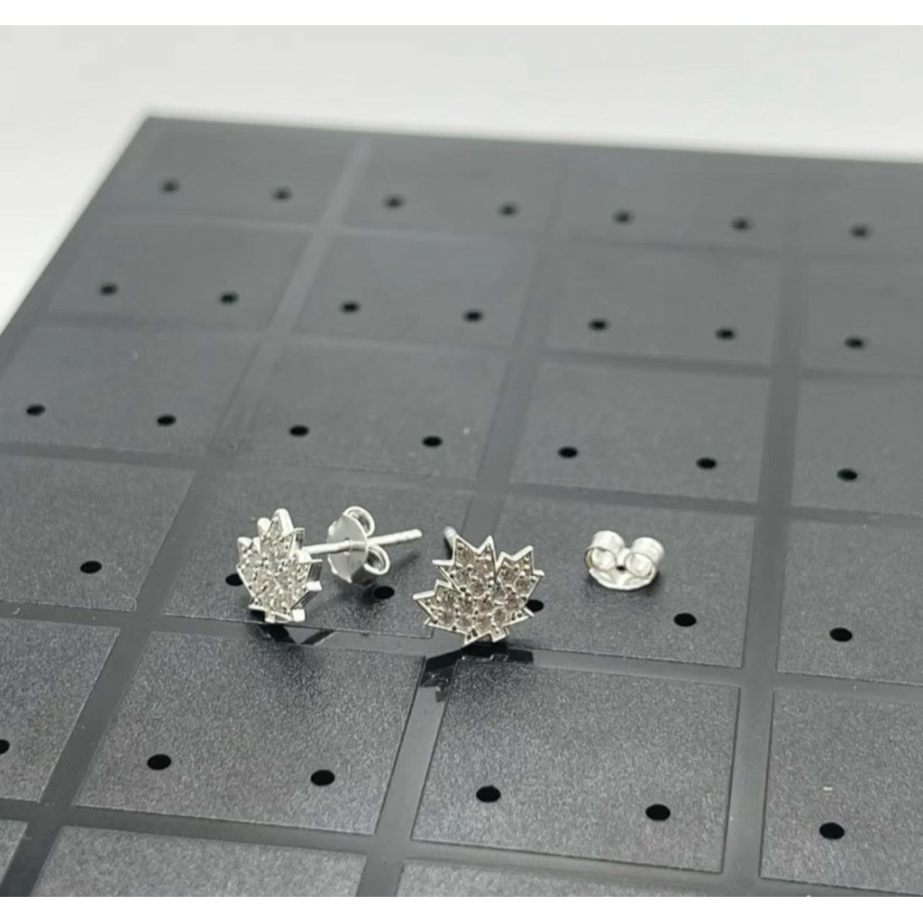 Khuyên tai lá phong đeo lên tai cực chất, cá tính, hót hit - Khuyên tai nam bạc Unisex