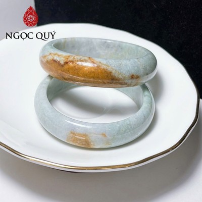 Vòng cẩm thạch A Myanmar - Ngọc phỉ thúy type A bản hẹ màu trắng phớt xanh điểm hoàng phỉ ni 49-54 - Ngoc Quý