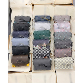 Túi đeo chéo nam cao cấp hoạ tiết hoa chữ in sắc nét màu sắc bắt mắt from dáng nhỏ gọn dễ phối đồ.