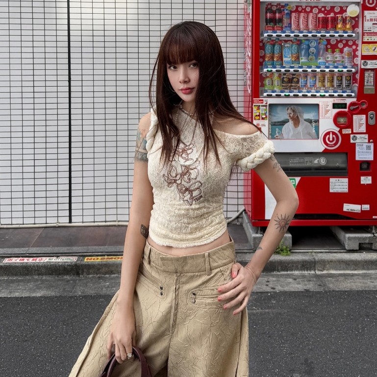 TSUN - Áo Ren Nữ Lệch Vai Trễ Vai Thêu Hoạ Tiết Hoa Lan Màu Be Ôm Body Gợi Cảm Sang Chảnh | BigBuy360 - bigbuy360.vn