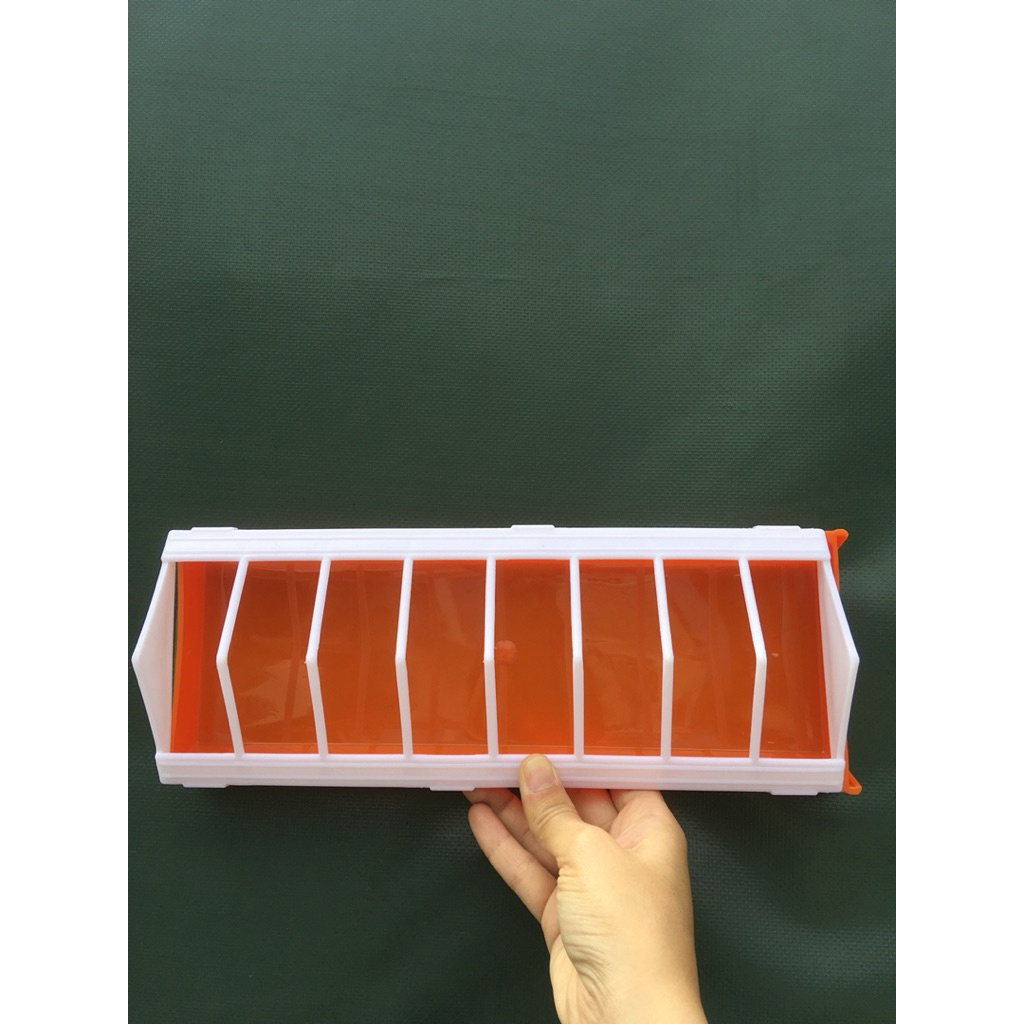 Máng ăn gà con chống bới