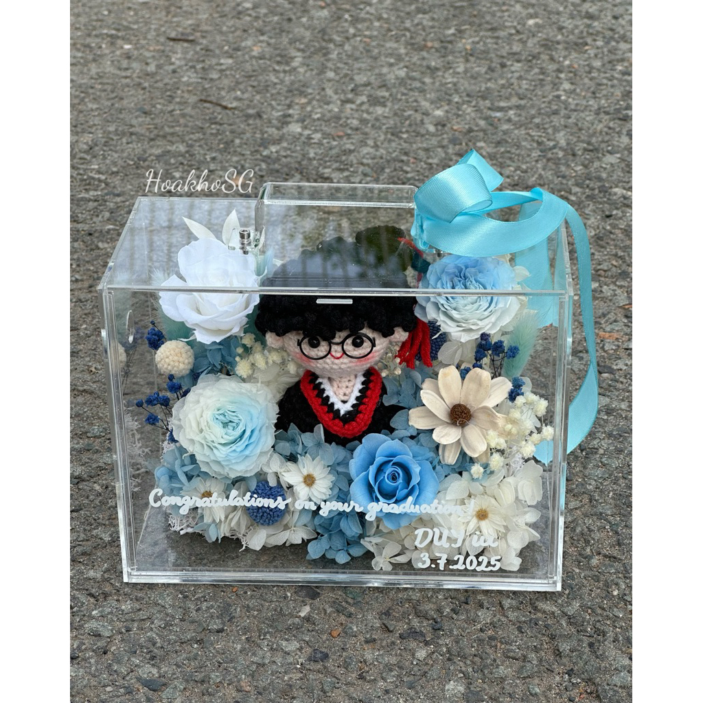 Hộp mica hoa khô búp bê len tốt nghiệp 20x15x10cm