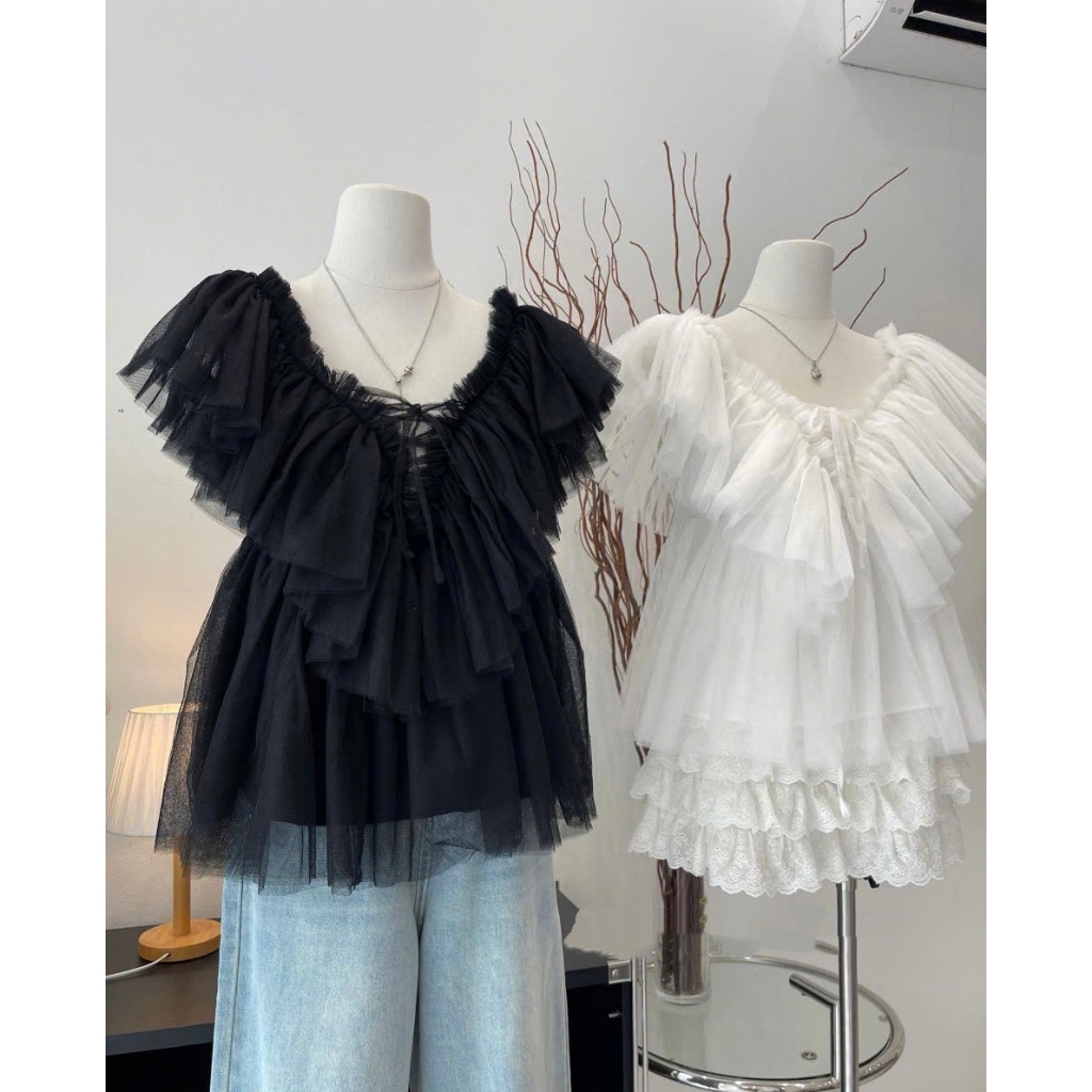 ÁO KIỂU VOAN LƯỚI JENI TOP CỔ V TRỄ VAI BO CHUN CÁCH ĐIỆU BÁNH BÈO MẶC ĐƯỢC 2 KIỀU - DÀNH CHO NỮ | BigBuy360 - bigbuy360.vn