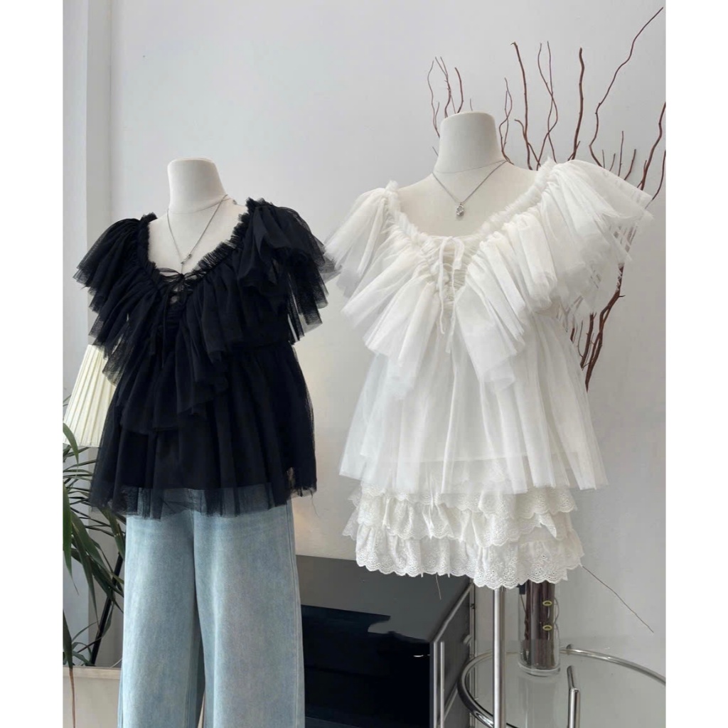 ÁO KIỂU VOAN LƯỚI JENI TOP CỔ V TRỄ VAI BO CHUN CÁCH ĐIỆU BÁNH BÈO MẶC ĐƯỢC 2 KIỀU - DÀNH CHO NỮ | BigBuy360 - bigbuy360.vn