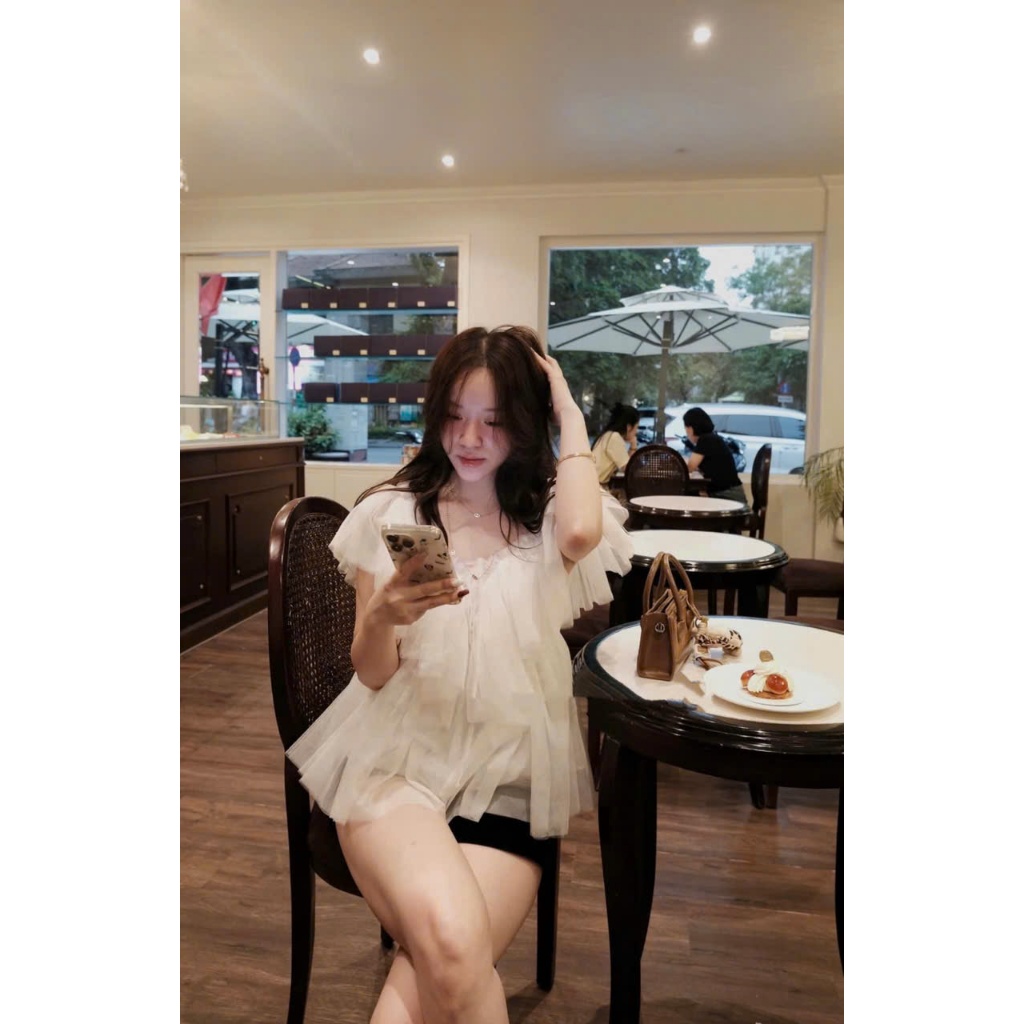 ÁO KIỂU VOAN LƯỚI JENI TOP CỔ V TRỄ VAI BO CHUN CÁCH ĐIỆU BÁNH BÈO MẶC ĐƯỢC 2 KIỀU - DÀNH CHO NỮ | BigBuy360 - bigbuy360.vn