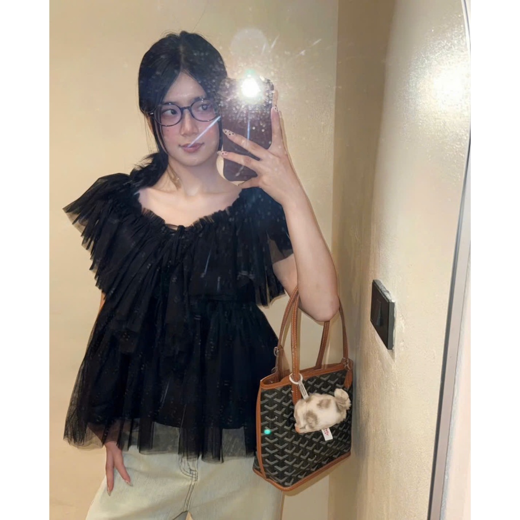 ÁO KIỂU VOAN LƯỚI JENI TOP CỔ V TRỄ VAI BO CHUN CÁCH ĐIỆU BÁNH BÈO MẶC ĐƯỢC 2 KIỀU - DÀNH CHO NỮ | BigBuy360 - bigbuy360.vn