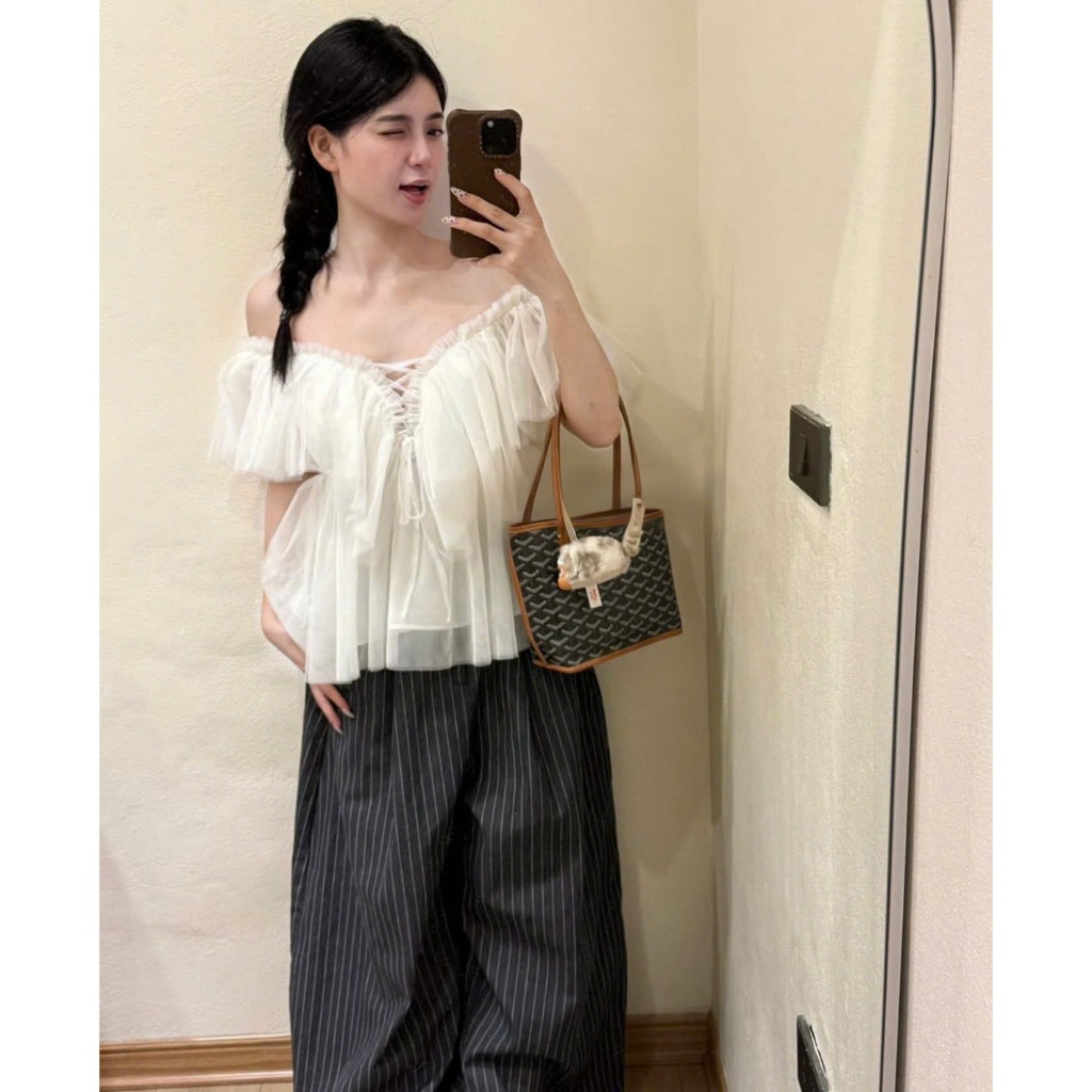 ÁO KIỂU VOAN LƯỚI JENI TOP CỔ V TRỄ VAI BO CHUN CÁCH ĐIỆU BÁNH BÈO MẶC ĐƯỢC 2 KIỀU - DÀNH CHO NỮ | BigBuy360 - bigbuy360.vn