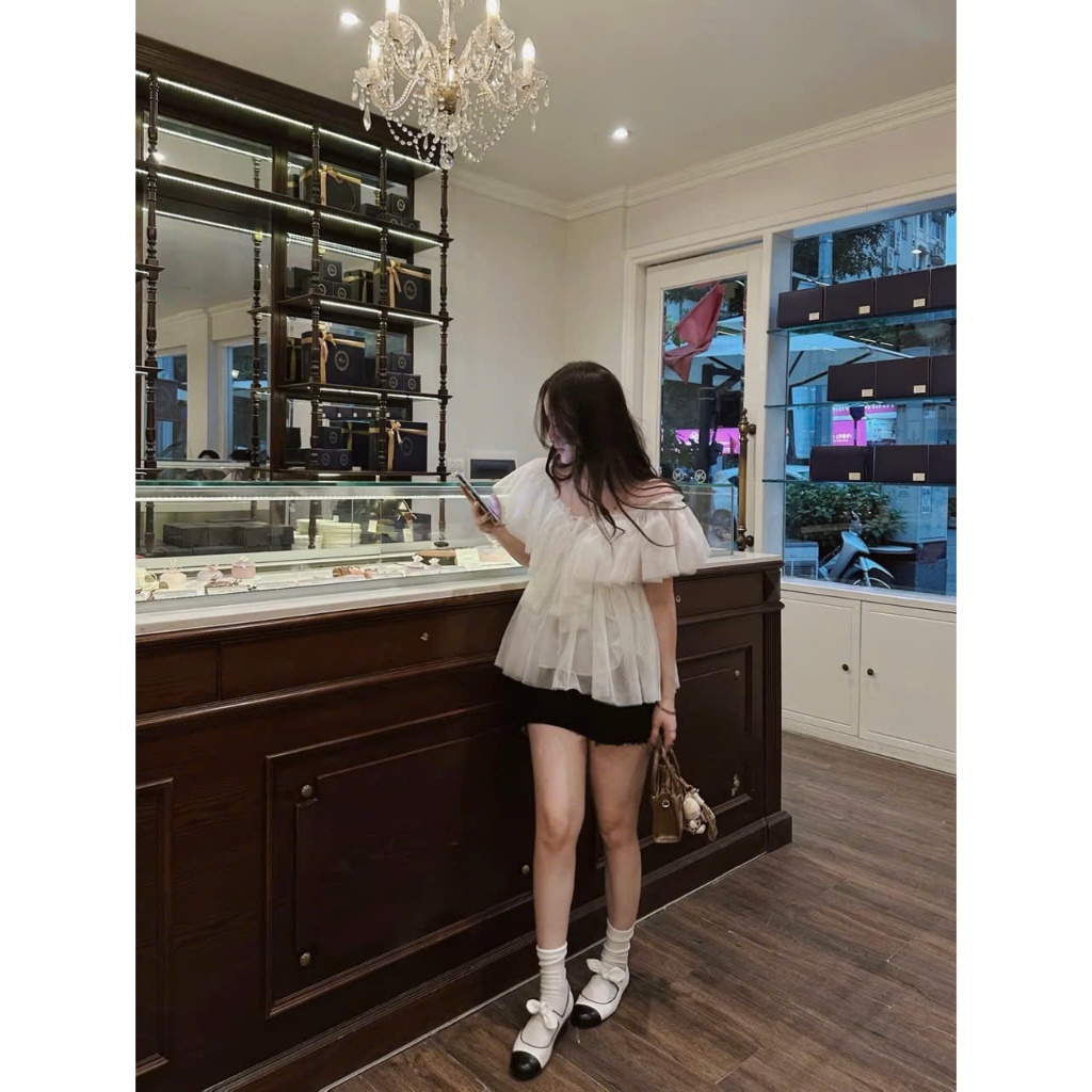 ÁO KIỂU VOAN LƯỚI JENI TOP CỔ V TRỄ VAI BO CHUN CÁCH ĐIỆU BÁNH BÈO MẶC ĐƯỢC 2 KIỀU - DÀNH CHO NỮ | BigBuy360 - bigbuy360.vn