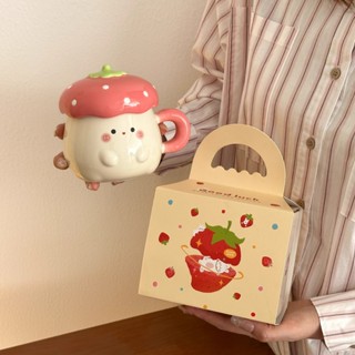 Bộ quà tặng ly cốc sứ uống nước có nắp quả dâu 450ml kèm muỗng - CMB