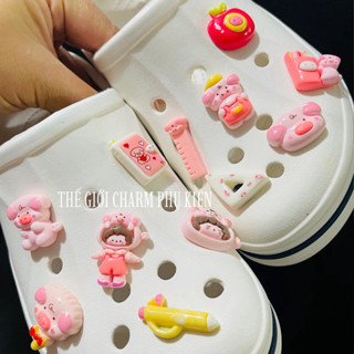  Charm Jitbit Sticker HEO HỒNG ĐI HỌC sẵn nút gắn dép hoặc sẵn keo 2 mặt dán vật dụng 