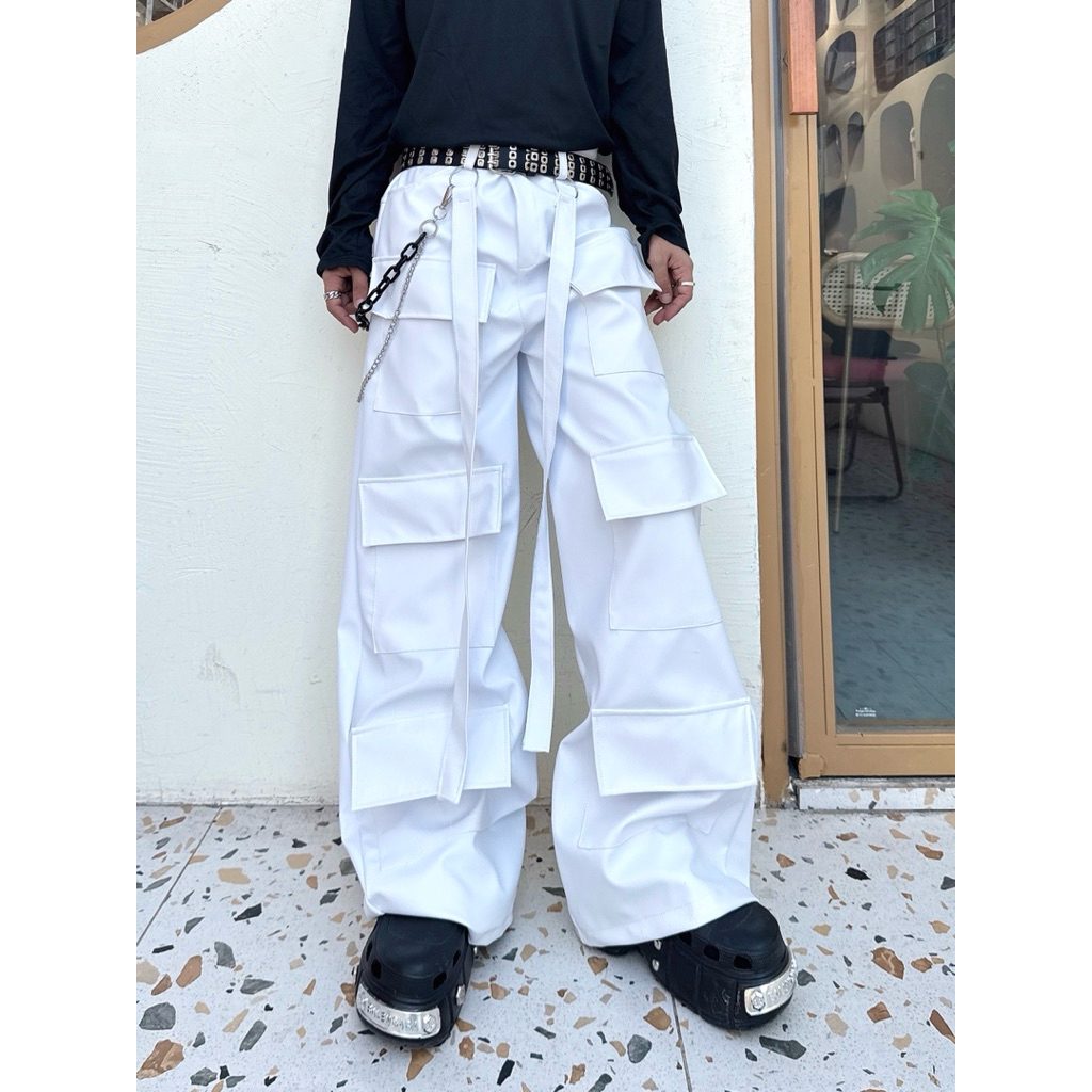 Quần da trắng ống rộng túi hộp dây chain KELSHOP
