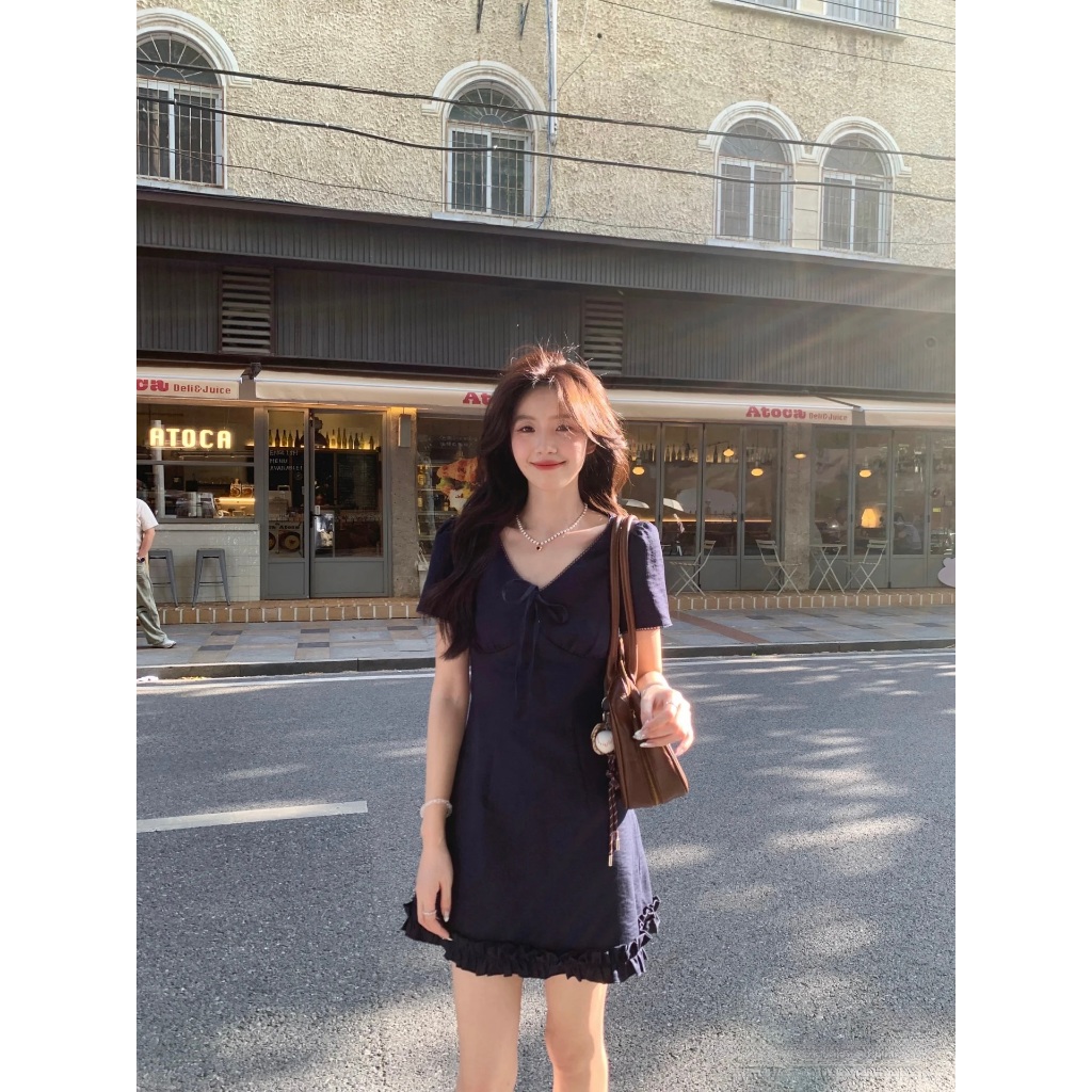 Lily.clothes (Sẵn) Váy đầm nữ cổ V viền bèo dáng ngắn – Emily Dress vải đũi xước mix ren nữ tính khoá kéo sau lưng | BigBuy360 - bigbuy360.vn
