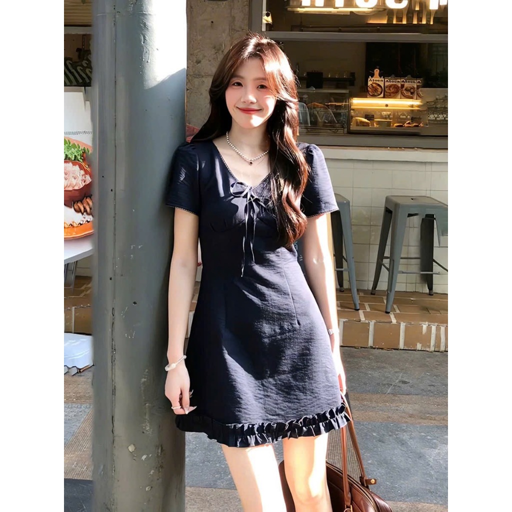 Lily.clothes (Sẵn) Váy đầm nữ cổ V viền bèo dáng ngắn – Emily Dress vải đũi xước mix ren nữ tính khoá kéo sau lưng | BigBuy360 - bigbuy360.vn