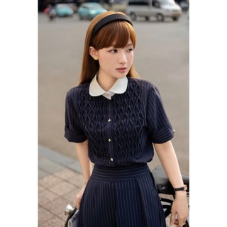   BOHEE  Áo Kiểu Nữ A554 Tay Ngắn Phối Cổ Trắng Dệt Họa Tiết Nổi Ở Ngực Phong Cách Vintage 