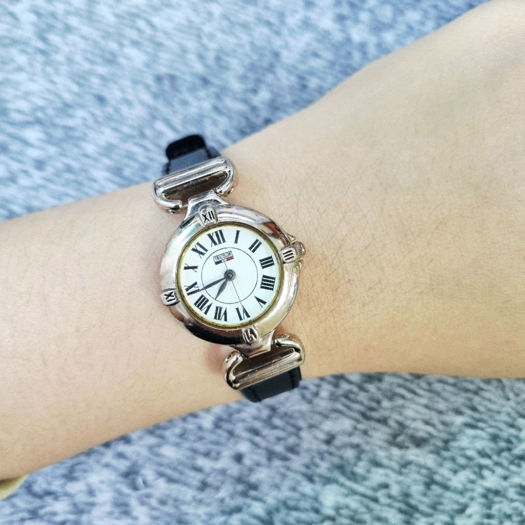 Đồng hồ nữ số la mã