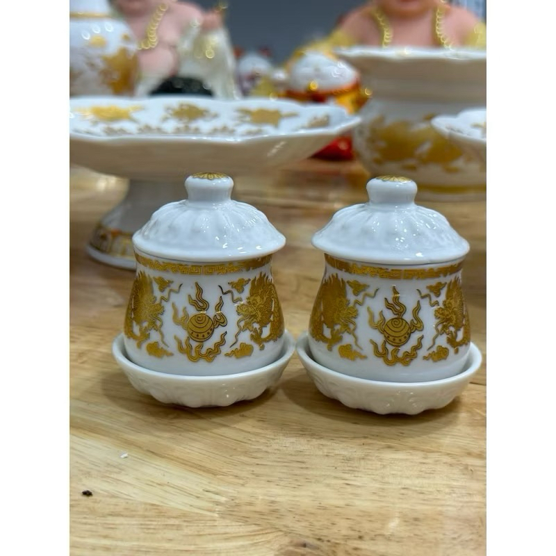 Ly có nắp thờ cúng
