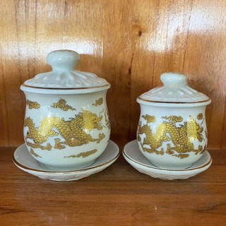 Ly có nắp thờ cúng