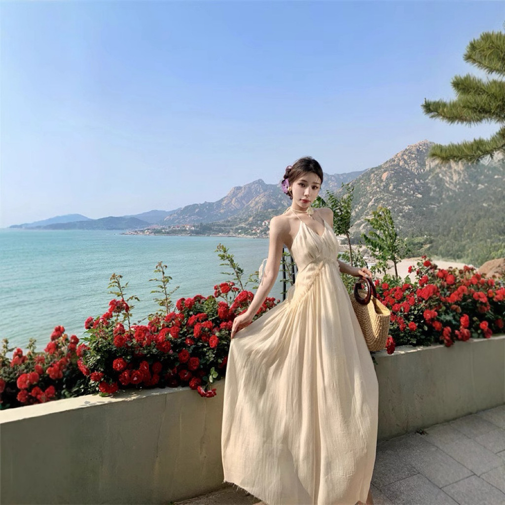 🌼 Đầm Dài Cổ Yếm Xếp Ly Nhẹ Dáng Maxi Mặc Đi Biển – Màu Kem 🌼