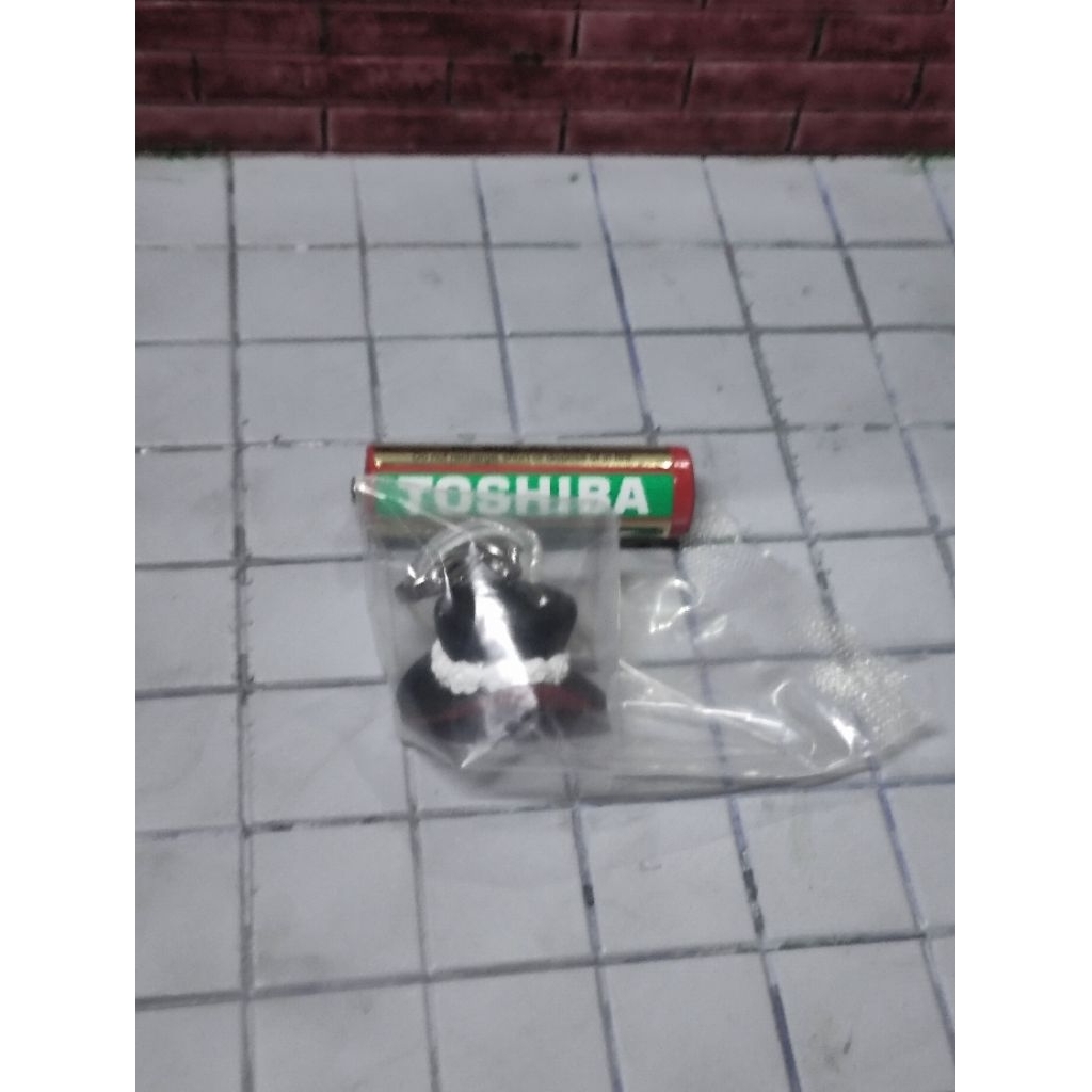 móc khoá mô hình nón của Perona trong one piece