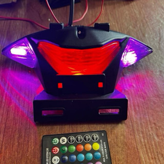 Đèn hậu xe đạp điện cap a pega hkbike .đã lên sẵn audi chỉnh hiệu ứng bằng remote . sử dụng điện 12 vol . phụ kiện xe