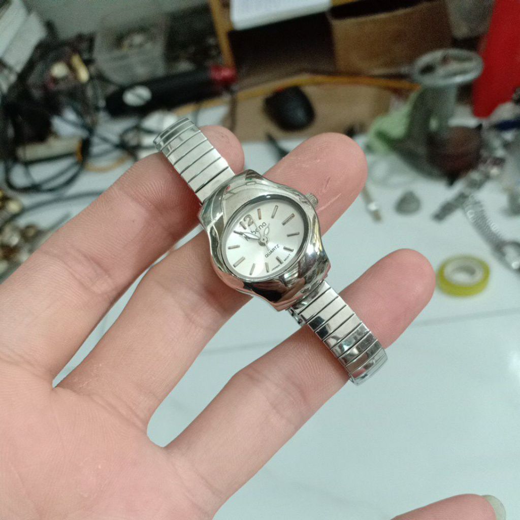 đồng hồ si nhật nữ dây chun hiệu KABANA màu bạc độ mới 90%