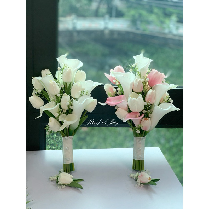 Hoa cưới cầm tay cô dâu