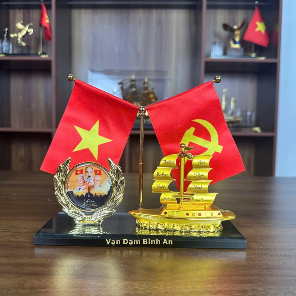 Cờ Đảng + Tổ quốc + Chân dung lãnh tụ để bàn làm việc, taplo Ô tô