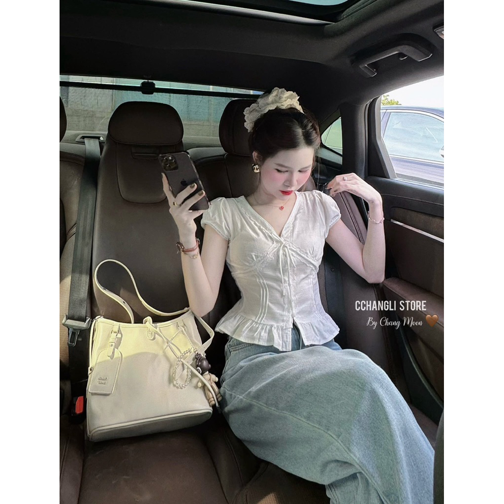 [Hàng QC sẵn] Áo thô cổ V cúc bọc viền ren ERI TOP | BigBuy360 - bigbuy360.vn