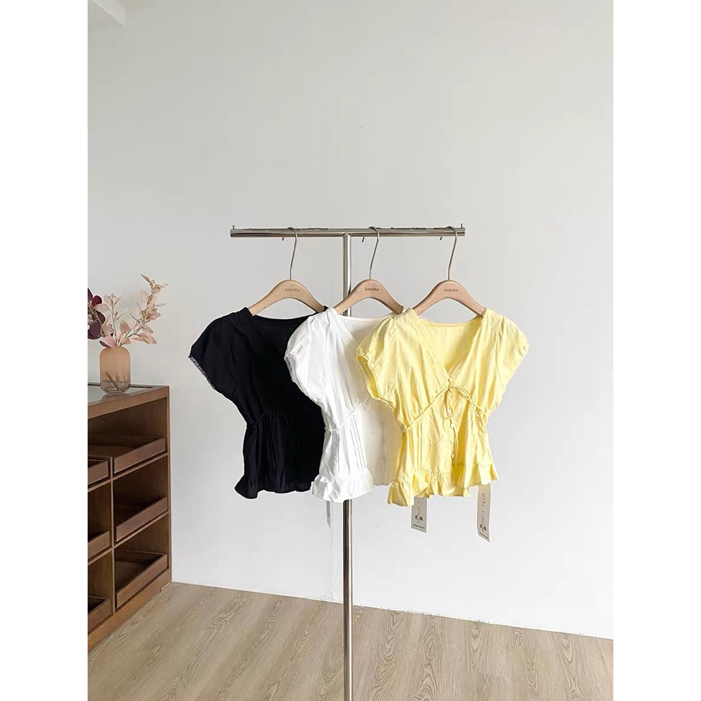 [Hàng QC sẵn] Áo thô cổ V cúc bọc viền ren ERI TOP | BigBuy360 - bigbuy360.vn