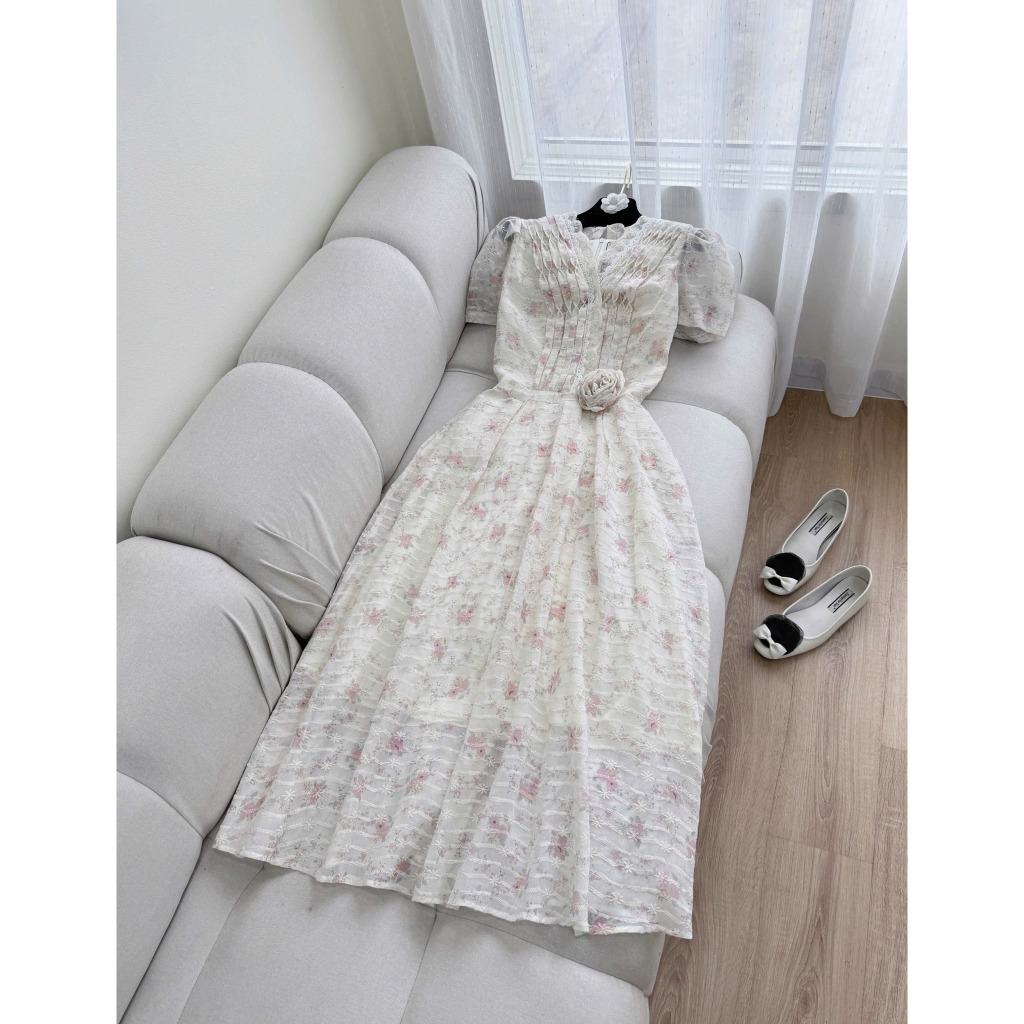 Đầm dự tiệc ren thêu hoa dáng dài tay bồng sang trọng Labu Dress | BigBuy360 - bigbuy360.vn