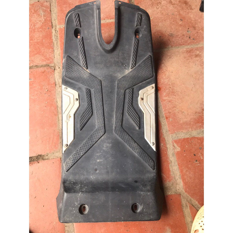 Vỏ nhựa để chân xe điện xmen cũ tốt tháo xe