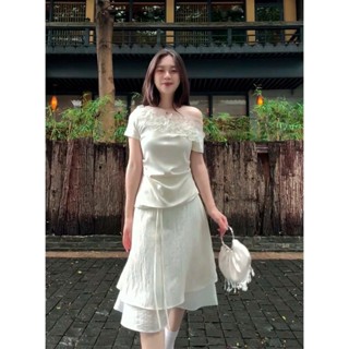 Set áo lệch vai hoa nổi & chân váy đũi lụa – Style nàng thơ Hàn Quốc – Mặc đi chơi, đi date, du lịch siêu ưng