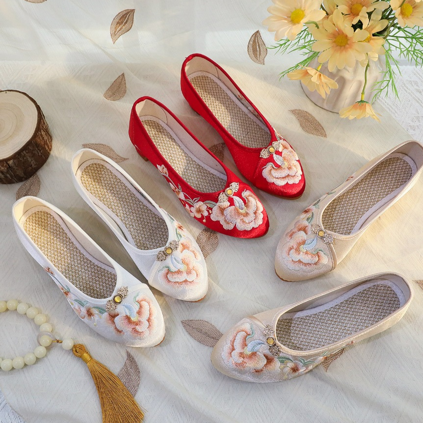 Giày thêu hoa khuy đính ngọc GT070