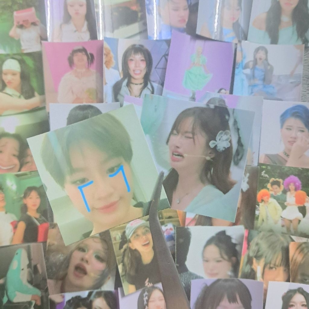 Sticker meme Em xinh say hi (4×4cm, cán bóng)