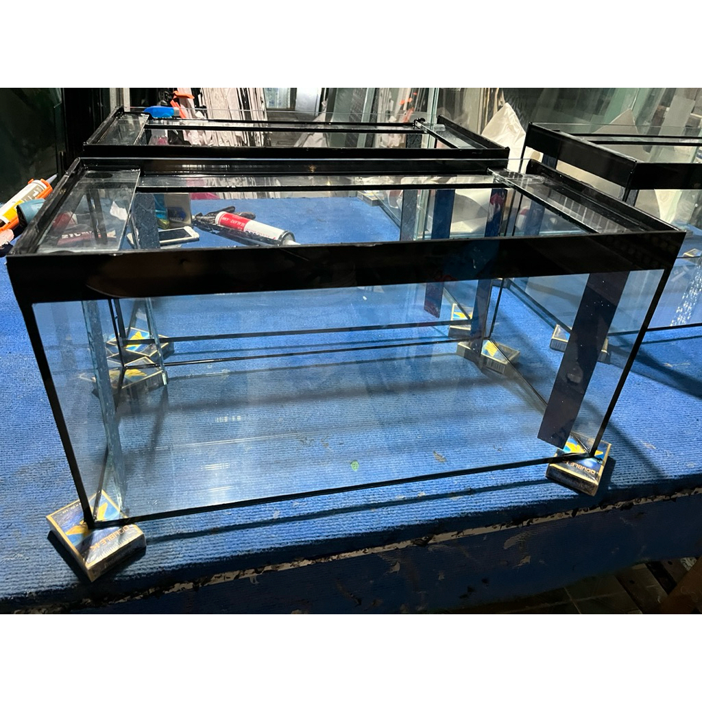 hồ cá 5li mài vi tính cạnh trên   kích thước 50 * 30 * 30